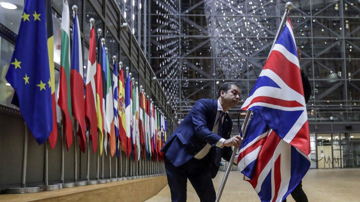 Personal del Consejo de la UE retira la bandera del Reino Unido del edificio del Consejo Europeo.