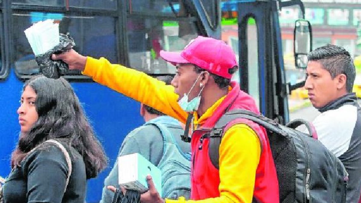 Quito. Un comerciante aprovecha la situación para vender mascarillas al exterior del hospital Eugenio Espejo.