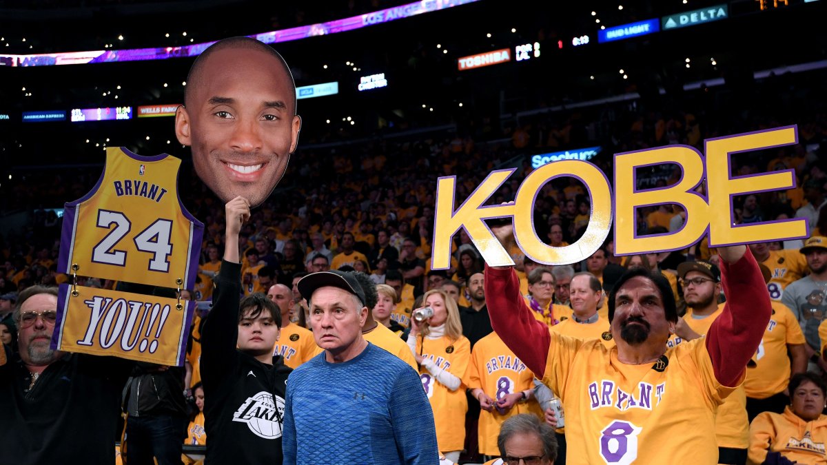 El Staples Center de los Lakers estuvo repleto de imágenes del fallecido Kobe Bryant.