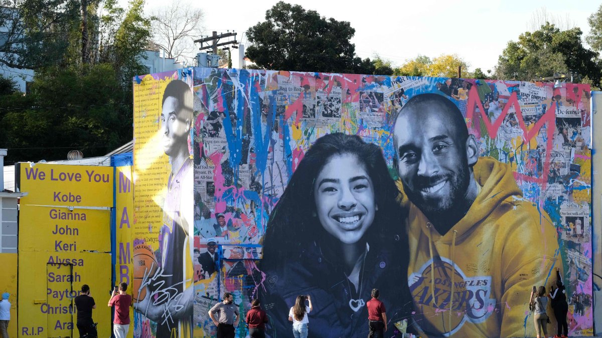 Murales en los exteriores del Staples Center fueron un lugar para recordar al deportista de la NBA.