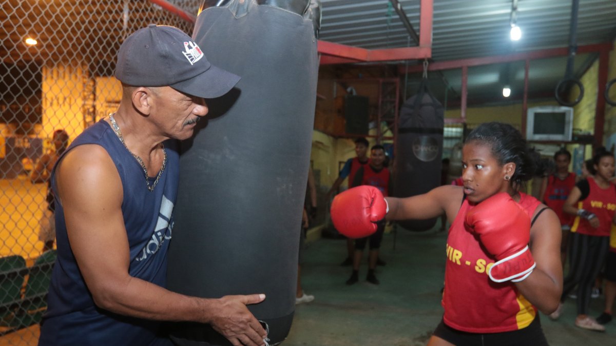 Optimismo. Daniela Camacho (d) entrena fuerte con el profesor Álvarez.  Su sueño es ser campeona nacional.