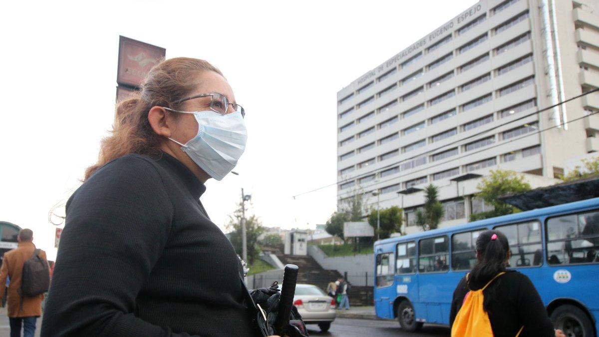 En los exteriores del hospital Eugenio Espejo, en Quito, las personas utilizan mascarillas.