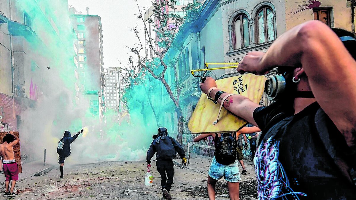 Radicales. La llamada “primera línea” de las protestas está integrada por jóvenes extremistas provistos de escudos, máscaras, piedras, gasolina...