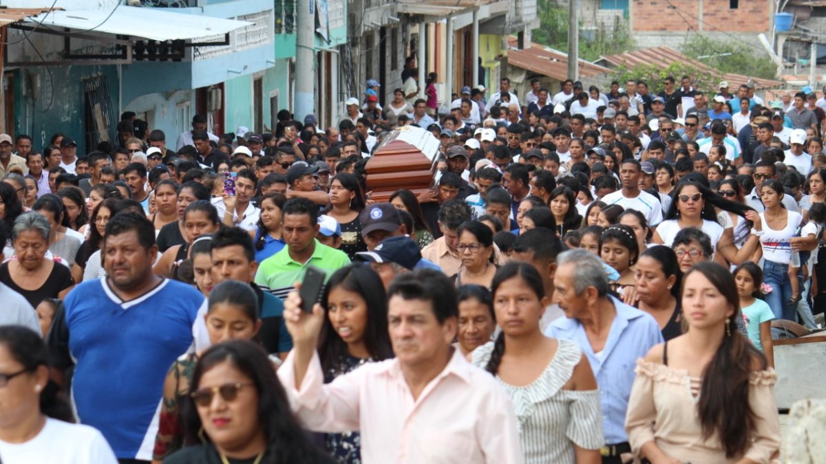 Consternación. El sepelio de una de las víctimas se dio en medio de una mezcla de dolor e indignación popular.