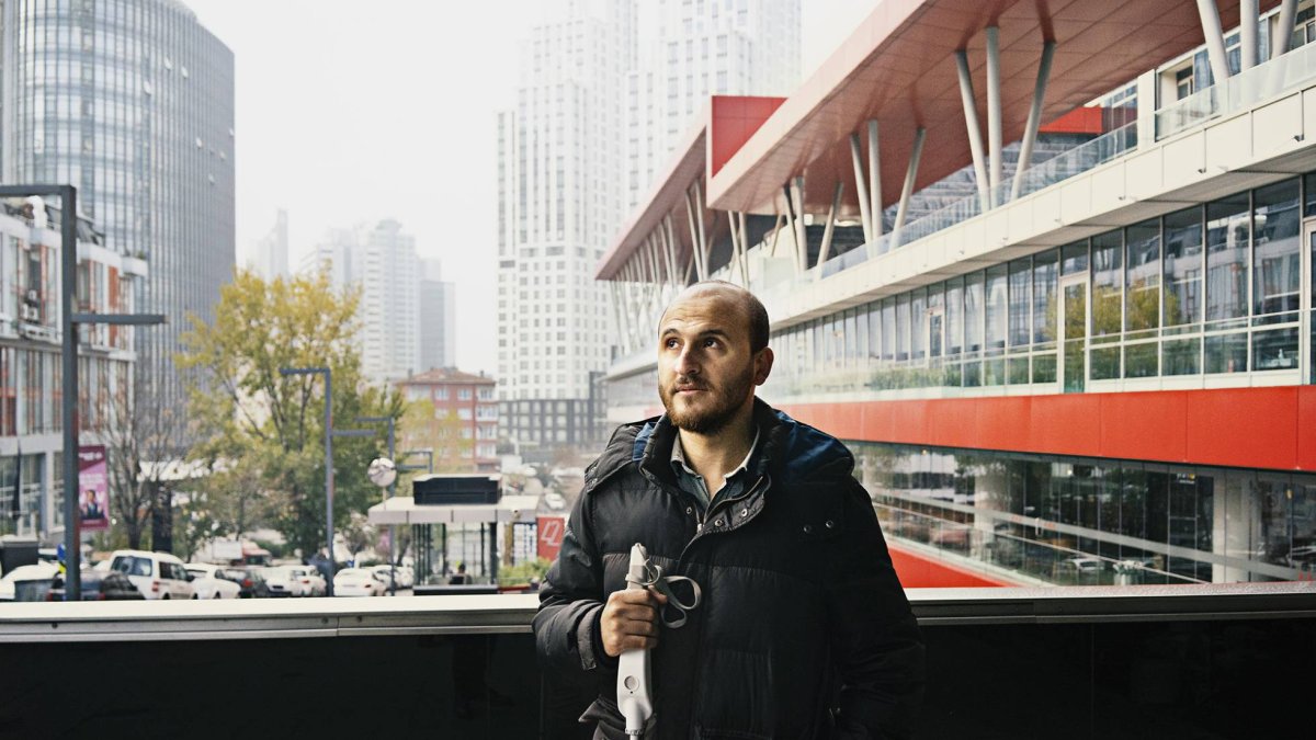 El empresario Kürsat Ceylan muestra las bondades de su reconocido bastón inteligente.