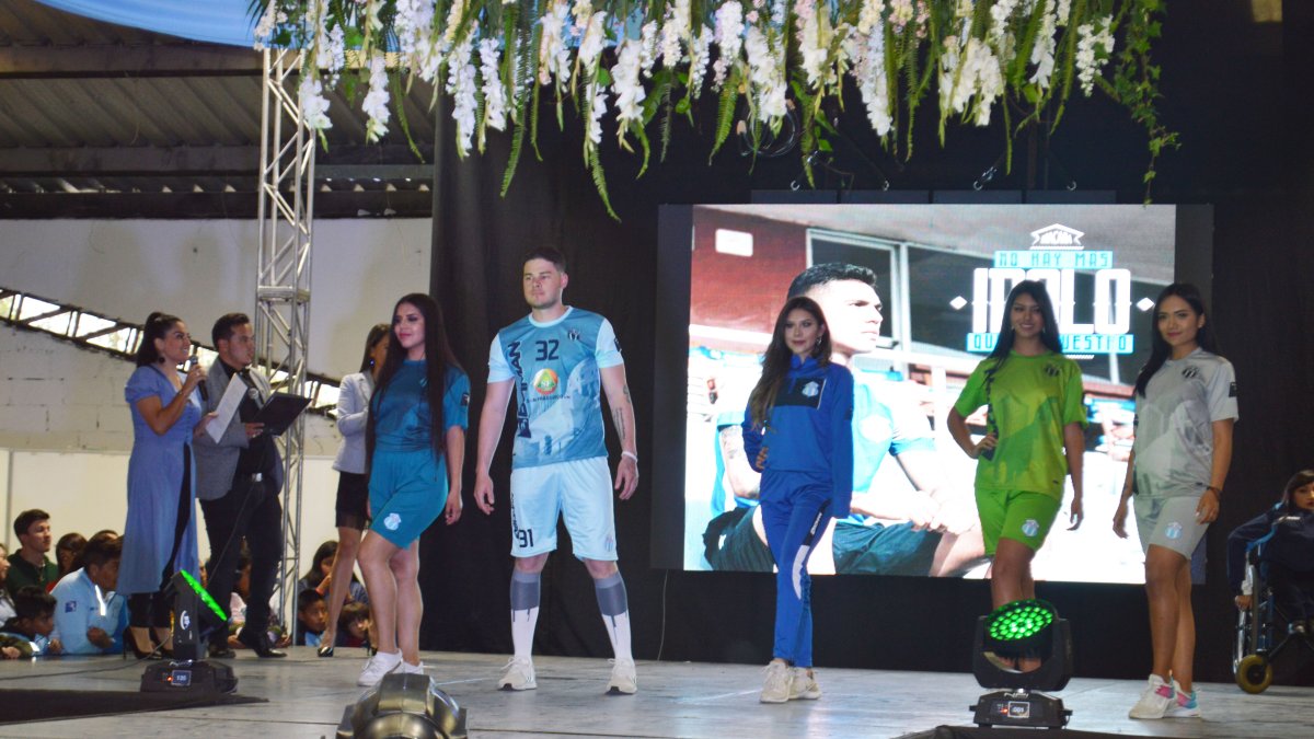 Modelos lucieron la nueva indumentaria del conjunto guaytambo.