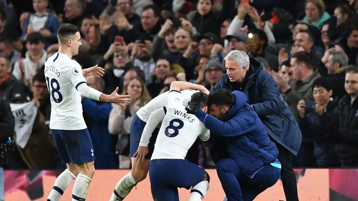 Mourinho, técnico de Tottenham, festeja uno de los tantos de los Spurs.