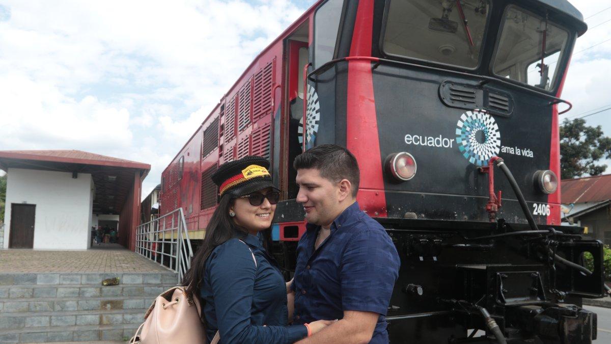 Arturo aprovechó el paseo en tren para pedirle la  mano a su novia Jennifer.