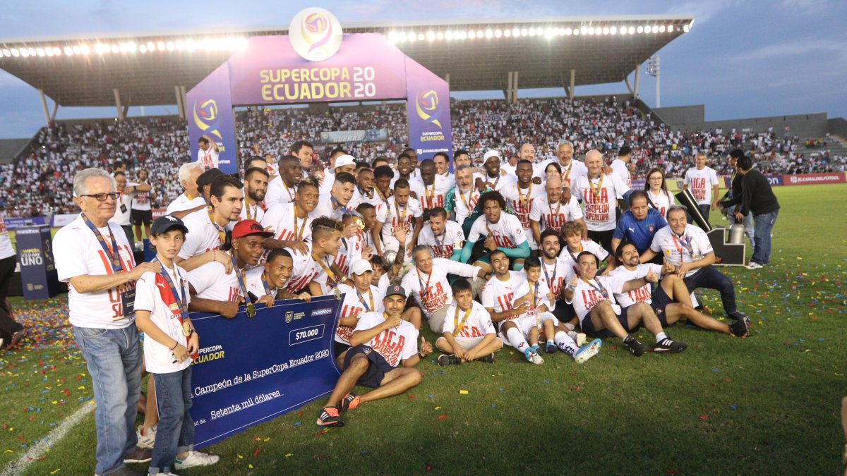 Esteban Paz (c), principal dirigente de los albos, dedicó a su padre, Rodrigo, el triunfo de la Supercopa.