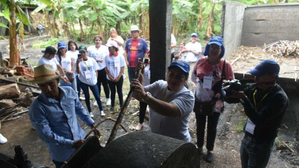 Visitantes. A la localidad llegó un grupo de turistas, quienes asistieron para constatar, cómo preparan la panela.