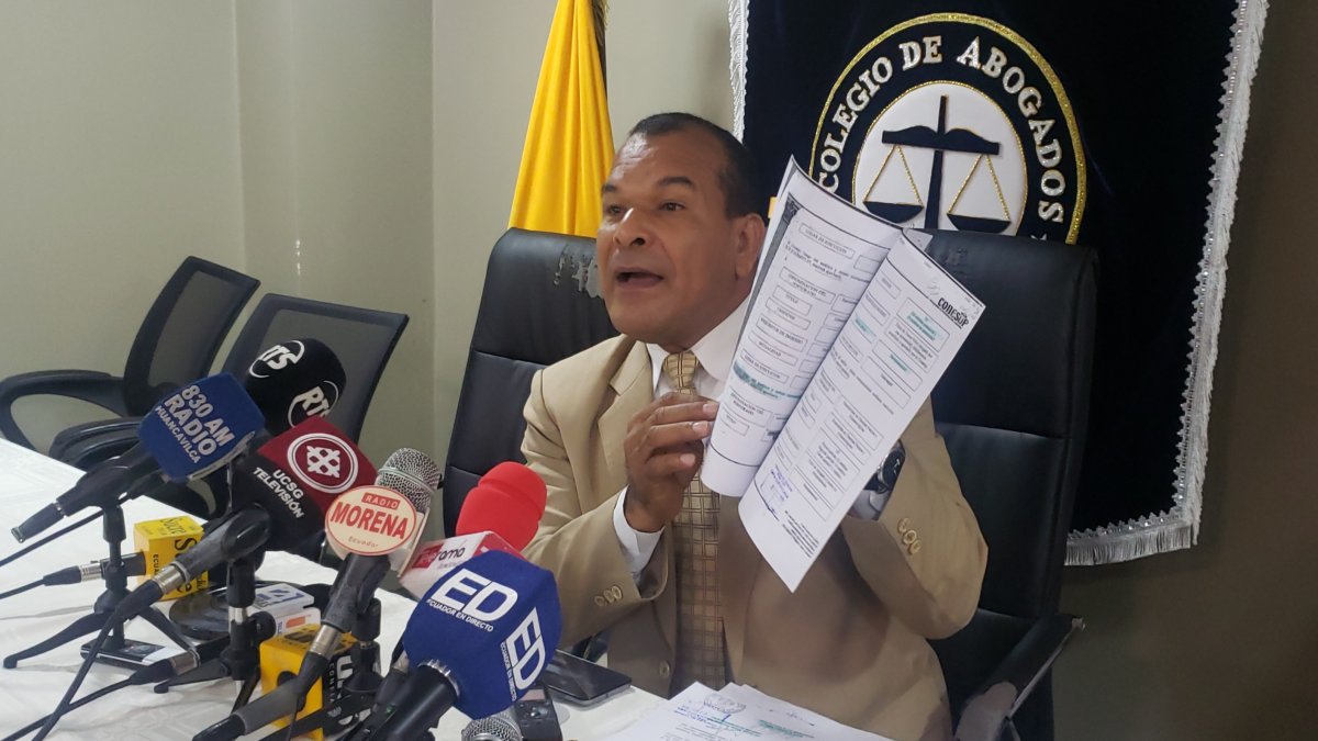 Jimmy Salazar muestra documentos que sustentan su argumento de persecución política.