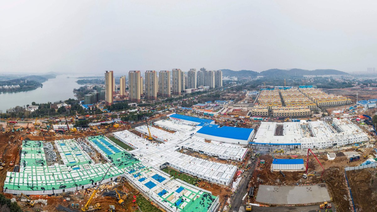 WUHAN. El hospital Huoshanshen atiende desde hoy en esta ciudad, epicentro de la pandemia del coronavirus.
