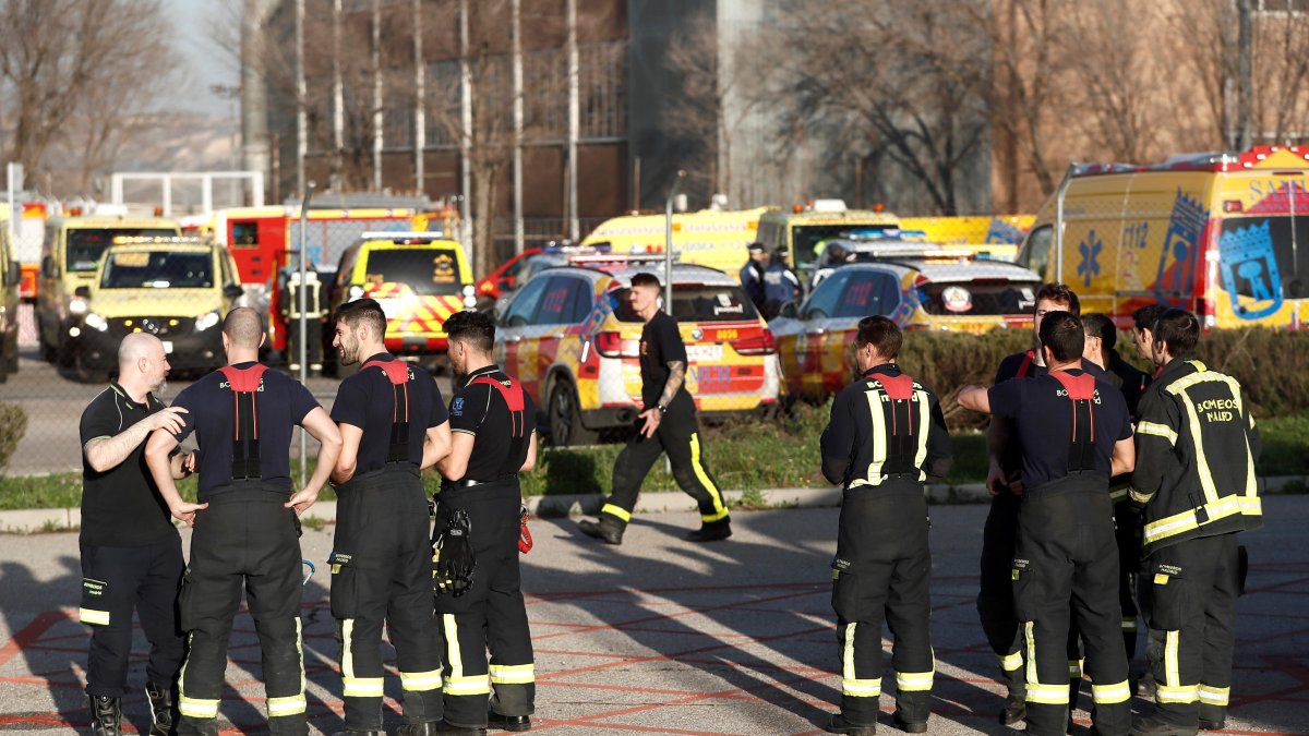 MADRID. Efectivos del cuerpo de Bomberos en instalaciones aeroportuarias de Barajas a la espera del aterrizaje de emergencia.