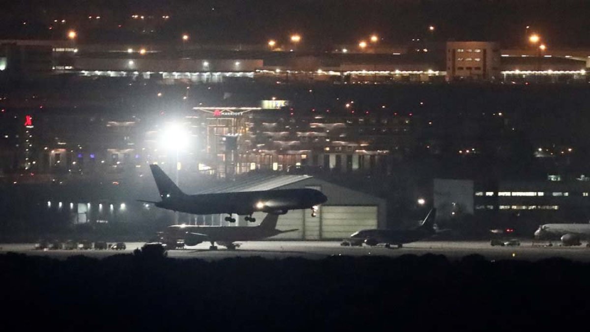El comandante llamó al control de tráfico aéreo 30 minutos después del despegue y pidió espacio para un aterrizaje de emergencia.