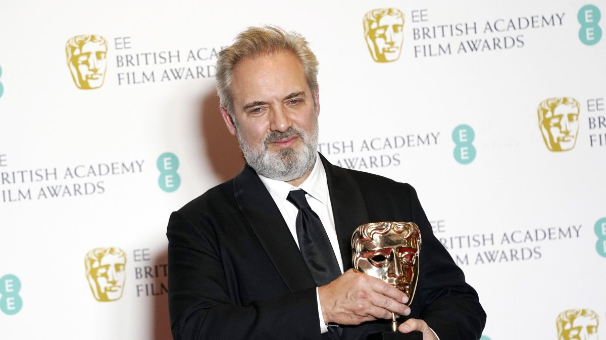 El galardonado Sam Mendes posando para la prensa tras ganar como mejor director por 1917.