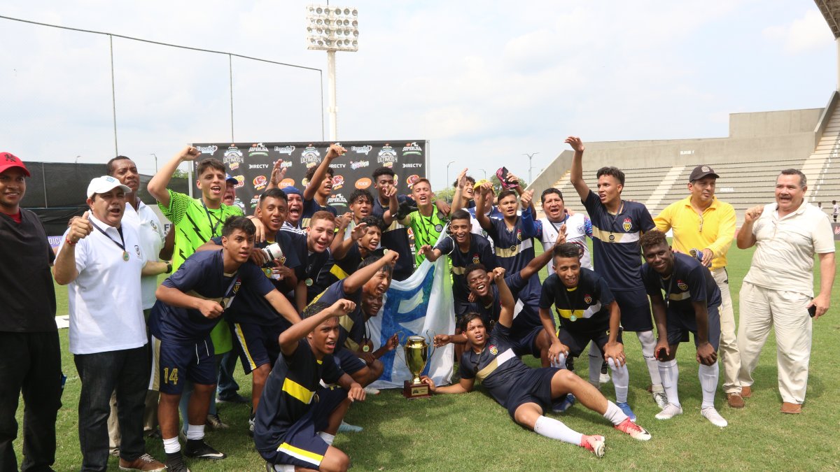 Los campeones muestran con orgullo el trofeo obtenido en el estadio Christian Benítez.
