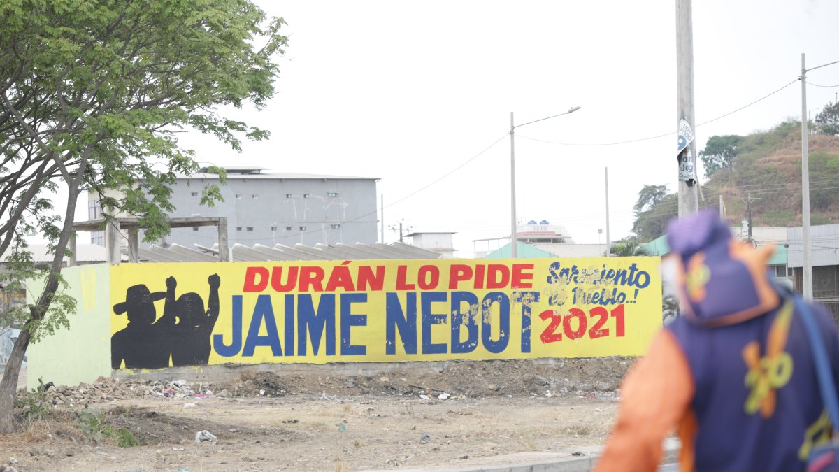 Algunos nombres de eventuales candidatos presidenciales se promocionan en las carreteras.