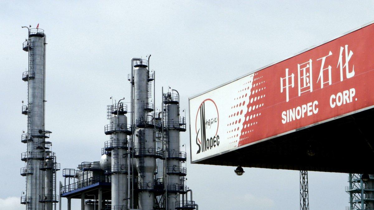 Sinopec, la empresa petrolera china, revendió ayer petróleo debido a la caída de la demanda de crudo en su país.