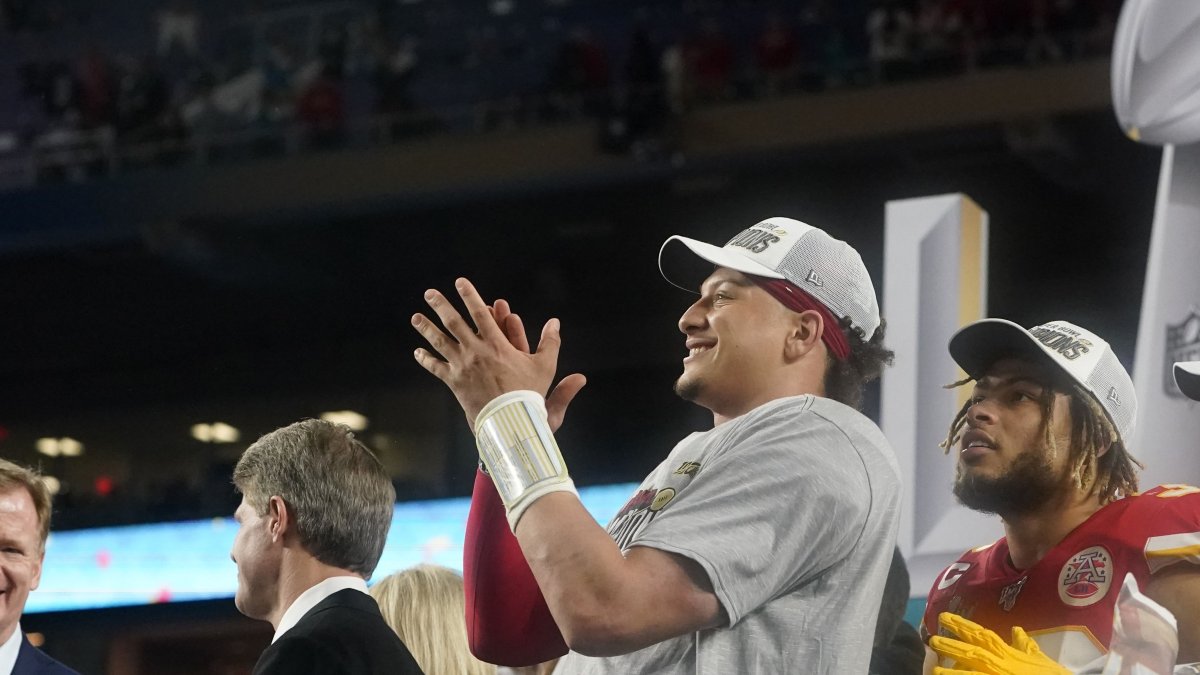Patrick Mahomes celebra tras el cetro logrado por los Chiefs.