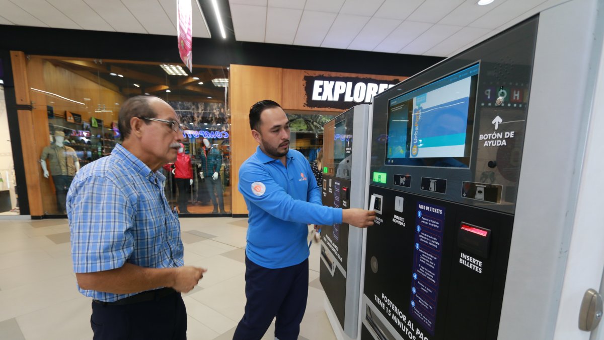 Soporte. Durante tres meses a partir de ahora, en el centro comercial habrá personal que ayudará a los clientes a relacionarse con el proceso.