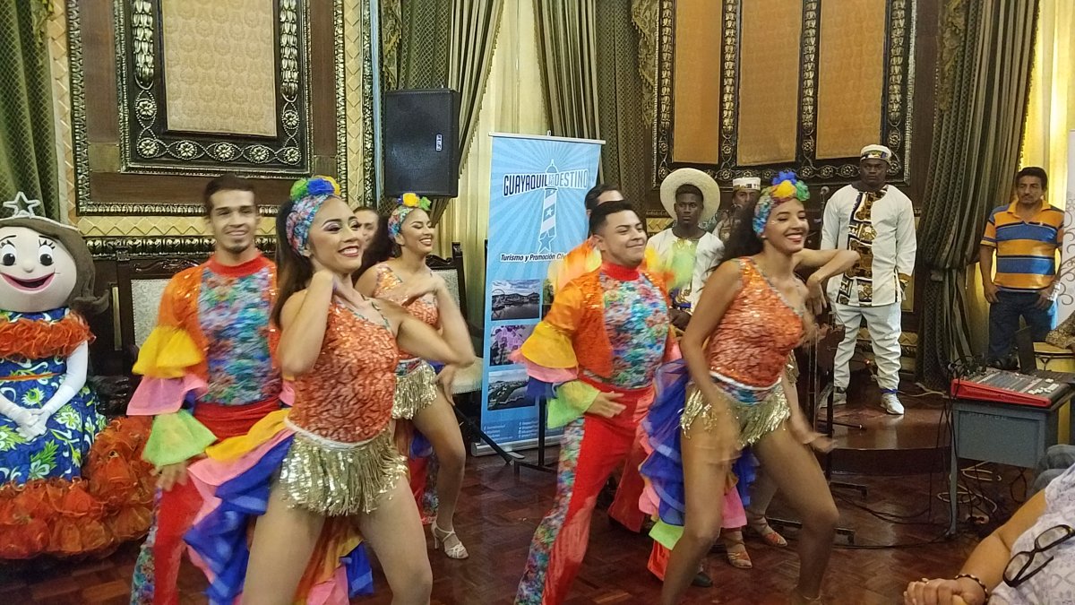 Integrantes de una de las academias de danza que participarán en el Desfile por Carnaval 2020 de Guayaquil.
