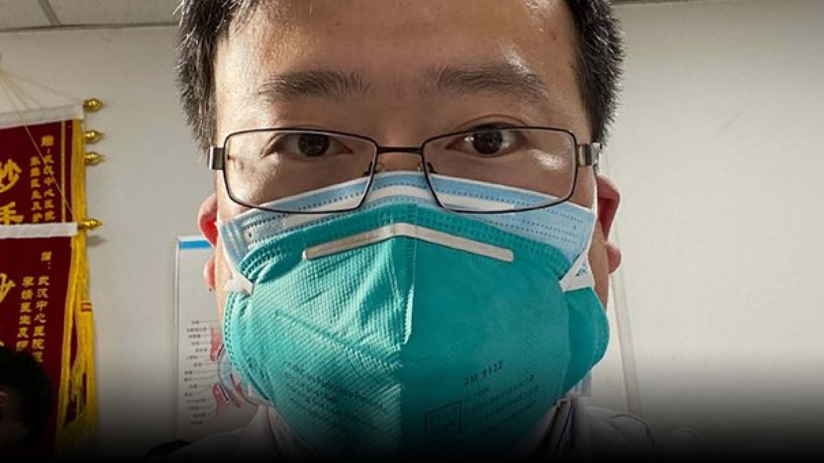WUHAN. El médico que denunció el contagio de siete pacientes, es desde el viernes pasado, uno de los casos de coronavirus.