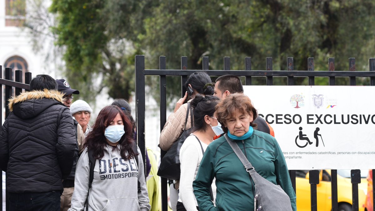 Usuarios del hospital Eugenio Espejo de Quito utilizan mascarillas al ingreso y salida del centro de salud donde está asilado el paciente chino sospechoso de ser el portador del coronavirus.