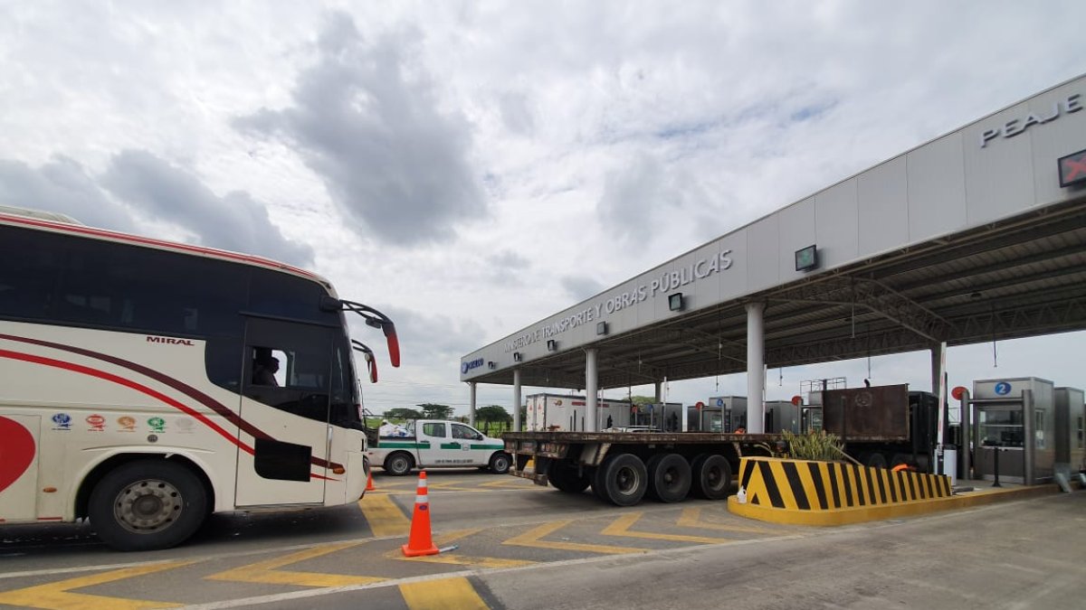 PEAJE. La estación de cobro del Proyecto víal Chongón-Santa Elena, por el momento, continúa realizando el cobro directo en las ventanillas.