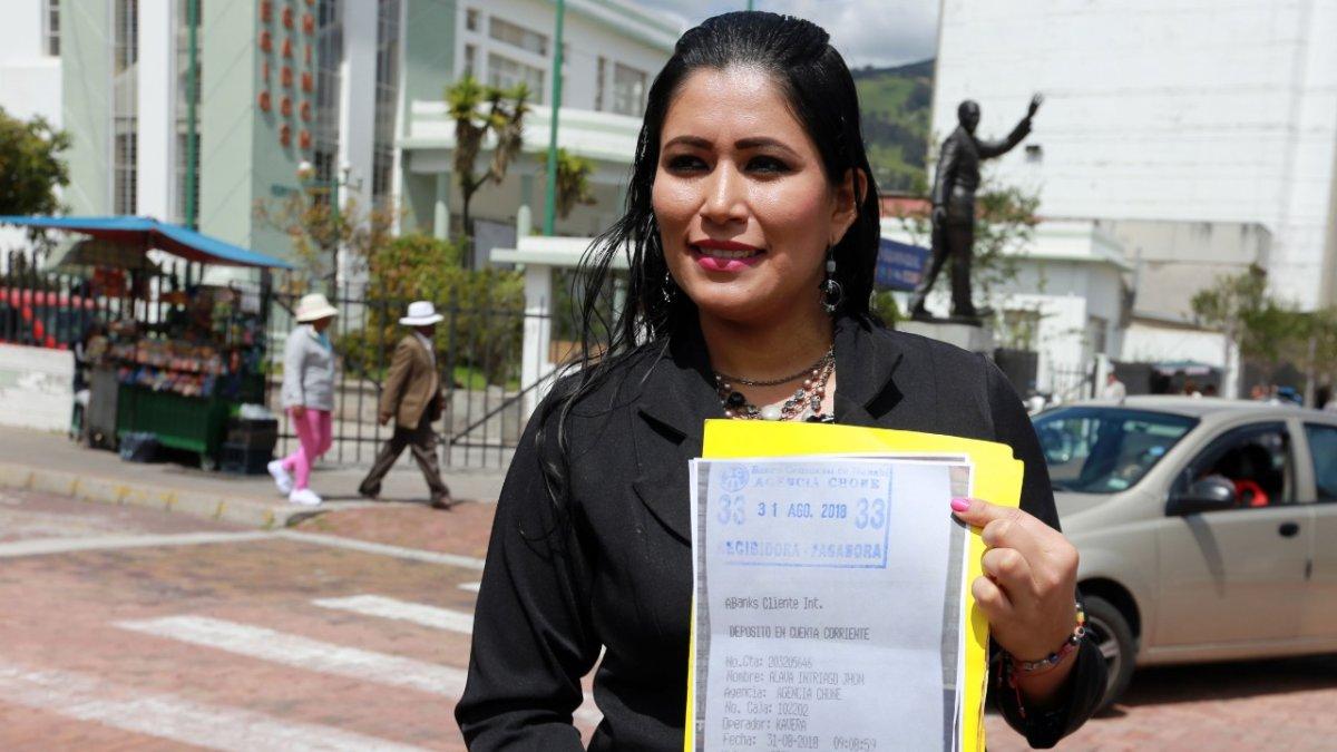 Verónica Pinoargote presentó documentos contra la asambleísta del oficialismo Karina Arteaga.