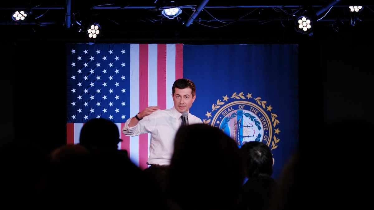 El aspirante presidencial demócrata, Pete Buttigieg, saluda a sus partidarios en Portsmouth, New Hampshire, después del fallido caucus de Iowa.