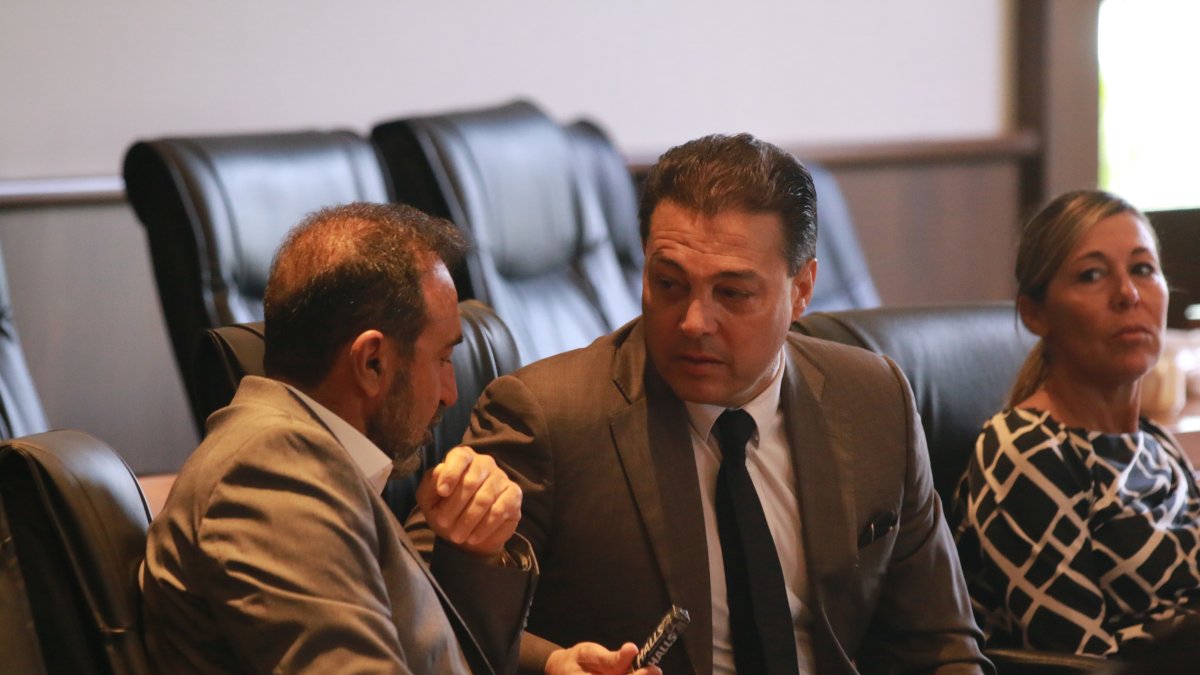 Nassib Neme, presidente de Emelec, dialoga con Carlos Alfaro Moreno, titular de Barcelona.