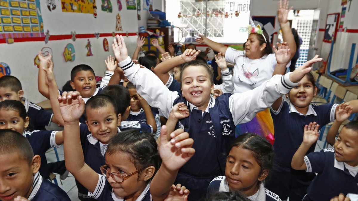 Los estudiantes de la Academia Naval Altamar muestran su alegría al finalizar el año lectivo