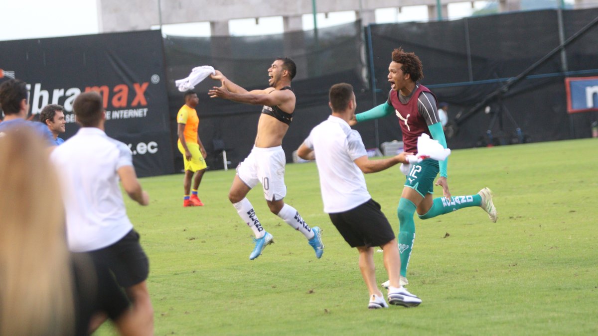 Junior Sornoza, una de las contrataciones azucenas, celebra la obtención de la Supercopa Ecuador