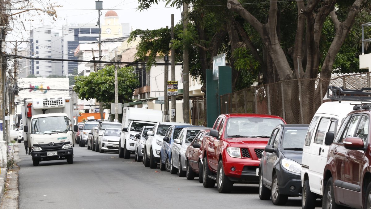 Hecho. La avenida 11 de la Kennedy, cerca de la Federación Ecuatoriana de Béisbol, permaneció llena de autos.