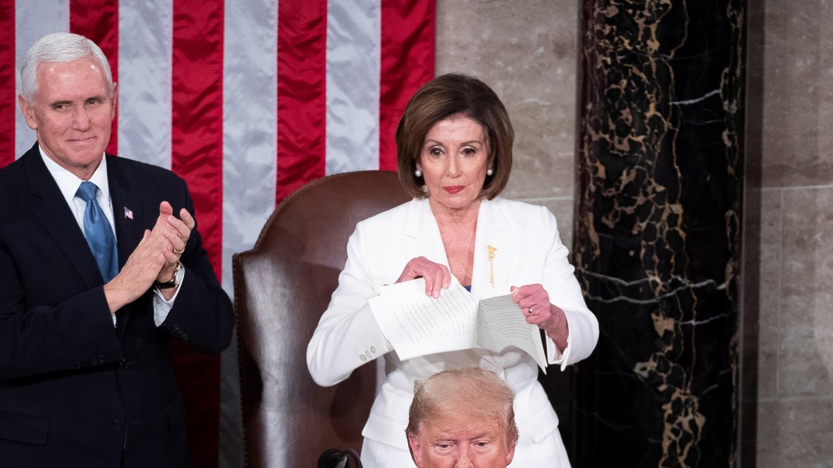 La líder de los demócratas en el Congreso de Estados Unidos, Nancy Pelosi, rompió el martes su copia del discurso presidencial.