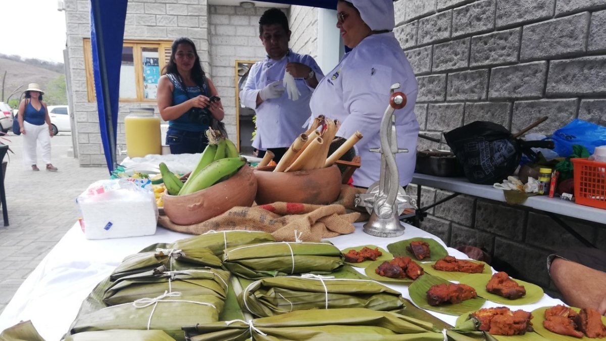 Delicias. Los productos manabitas típicos como la tonga y bollos portovejenses se exhibieron durante el encuentro binacional.