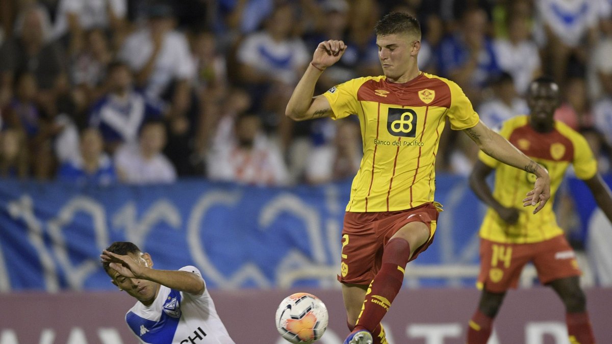 Imagen del partido entre Aucas y Vélez, en Argentina.