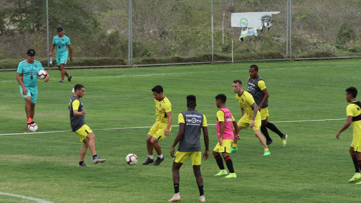 Barcelona dejó listo el once titular con el que enfrentará al conjunto peruano.