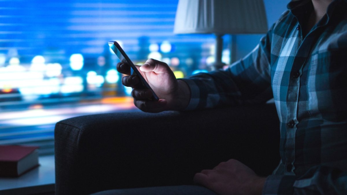 Los fabricantes buscan que los tonos se reviertan y que los que brillen sean los textos sobre fondos sombríos.