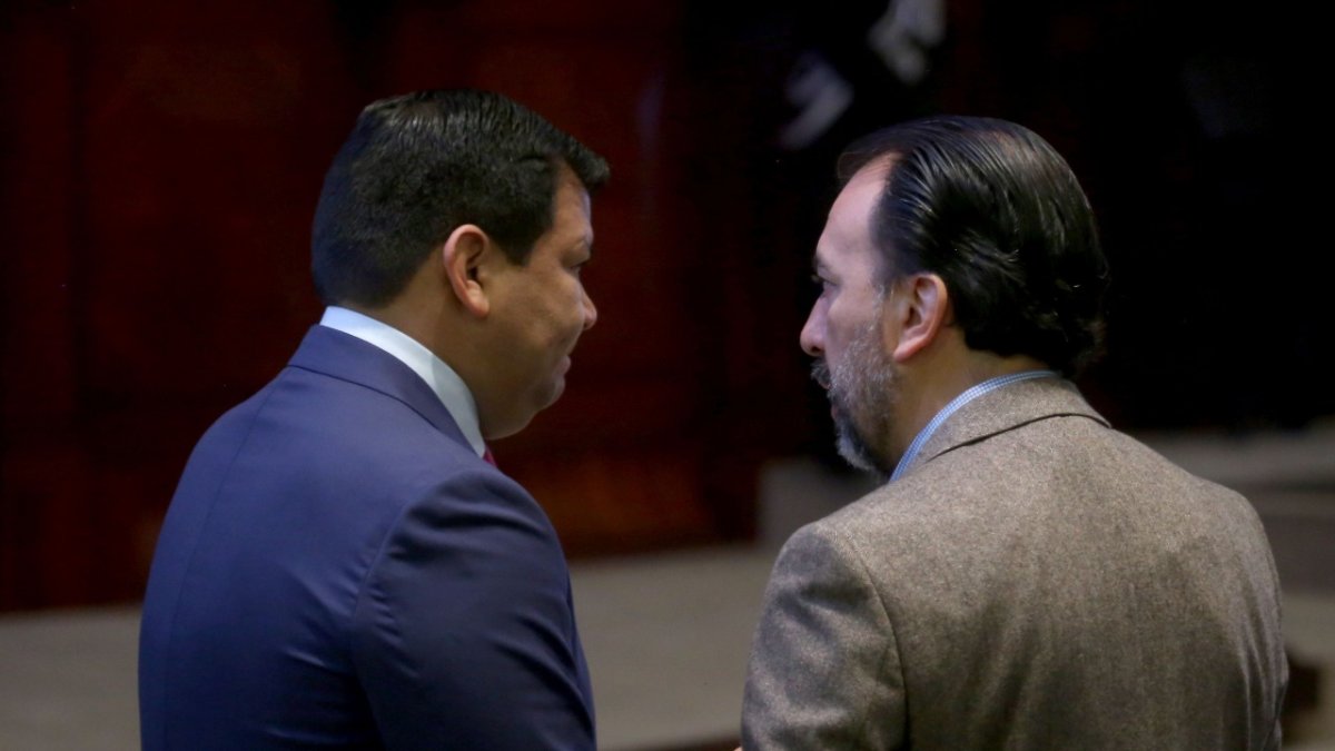 El presidente de la Asamblea, César Litardo, le apuesta al diálogo. Aquí con el asambleísta Pabel Muñoz (RC)