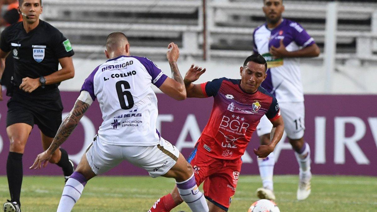 Holger Matamoros debutó con el Nacional en la caída ante Fénix, en Uruguay, por la Copa Sudamericana.