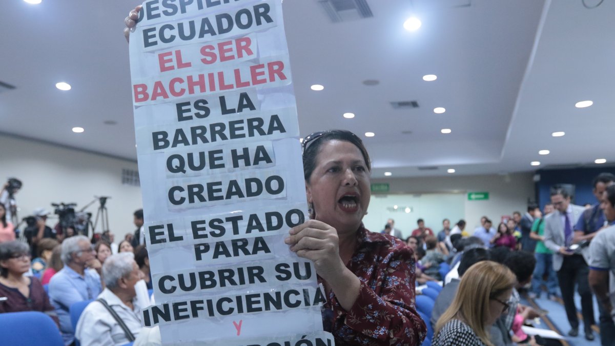 Padres de familia llevaron letreros con mensajes que pedían la eliminación de la prueba Ser Bachiller.