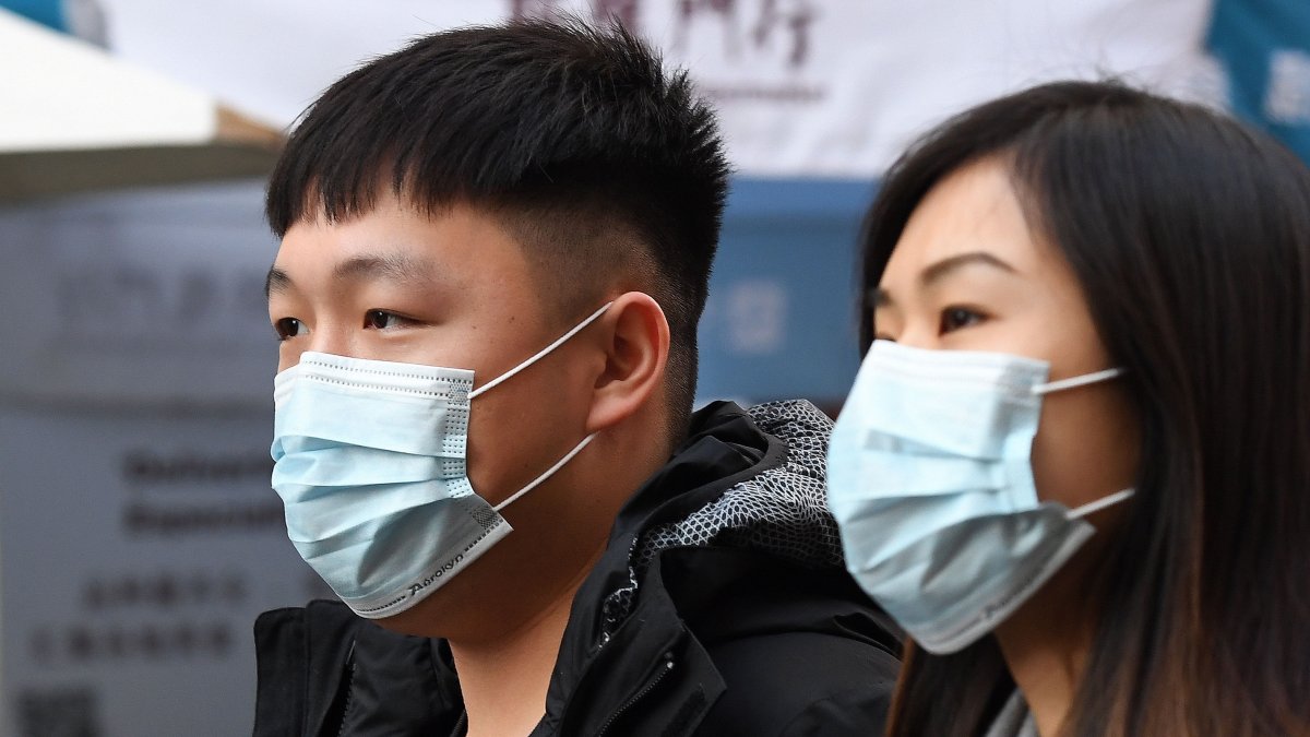 Personas se protegen con máscaras faciales en Londres, Gran Bretaña,  donde se ha diagnosticado un tercer caso de coronavirus. 