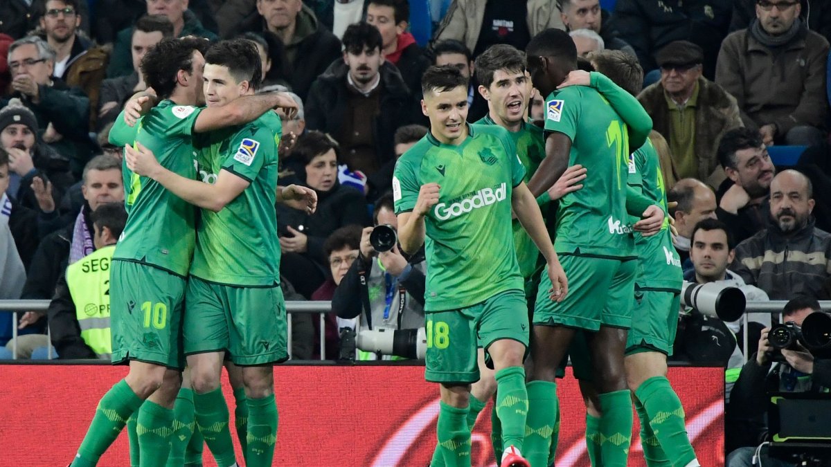 Los jugadores de la Real Sociedad celebran este paso histórico en la Copa del Rey, dejando en el camino al Supercampeón de España, el Real Madrid.