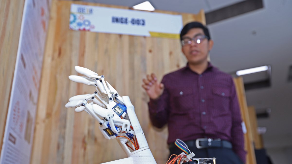 Galo Reyes presenta una mano robótica que responde a señales del cerebro.