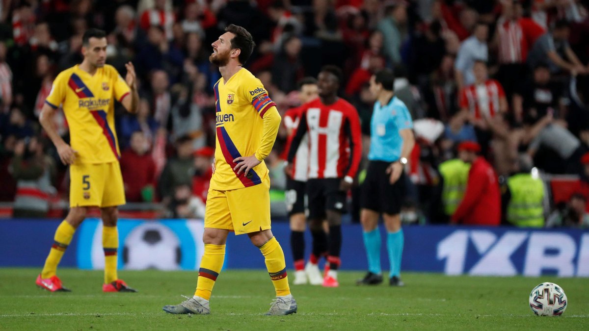Lionel Messi se lamenta tras el gol de Iñaki Wiliams que determinó la eliminación del FC Barcelona de la Copa del rey.