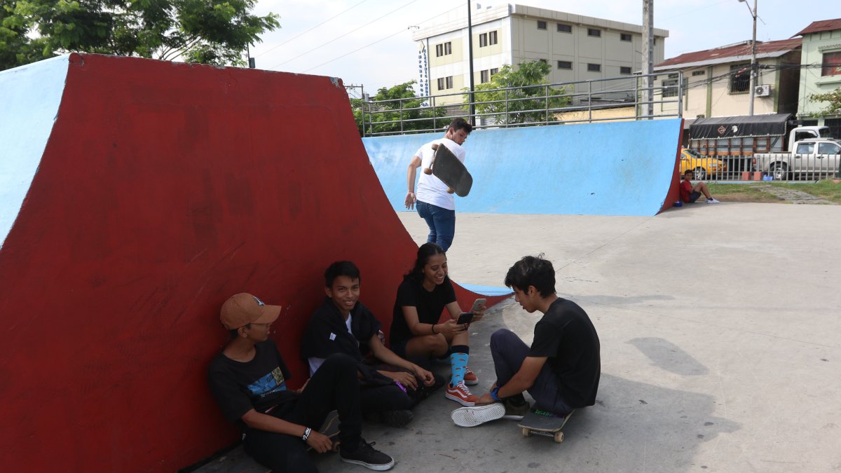 Colegiales aprovechan la época vacacional para recrearse en un parque.