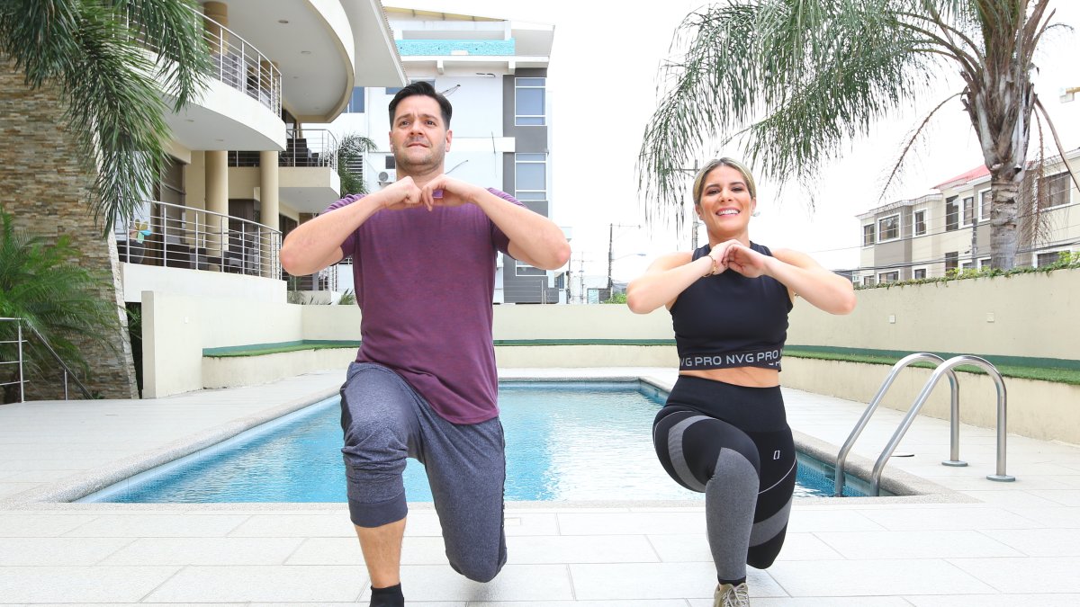 Siempre emplean su peso corporal. Con esta zancada delantera ejercitan sus piernas y glúteos.