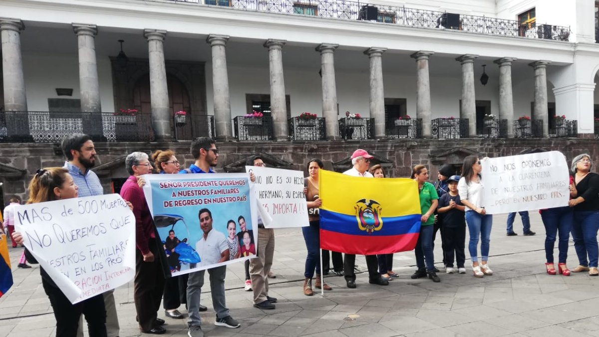 Los familiares de los jóvenes que se encuentran en China hicieron un plantón para pedir respaldo al Gobierno Nacional.