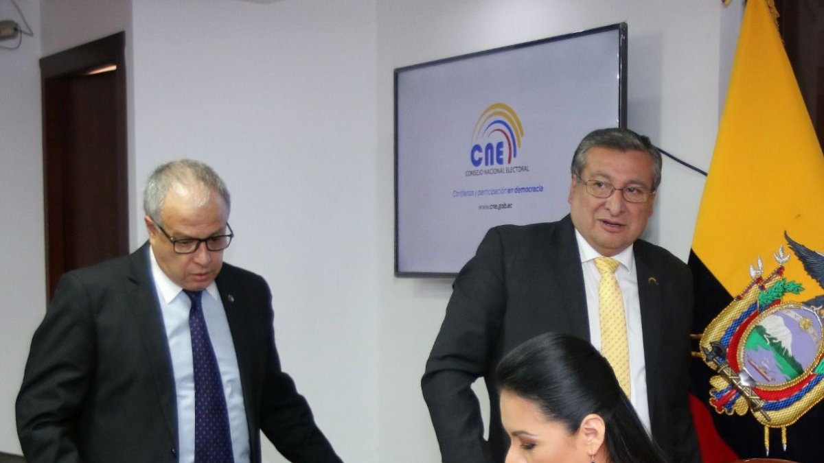 Las autoridades electorales se reúnen para definir procesos.